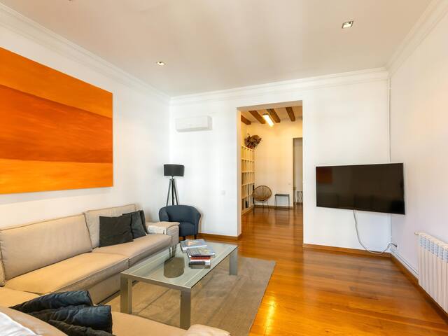 Central three bedroom apartment with terrace gallery image 2