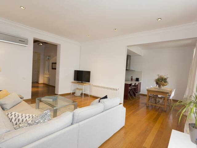 Central three bedroom apartment with terrace gallery image 3