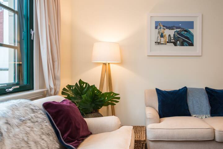 Beautiful central mews house near tram to airport gallery image 2