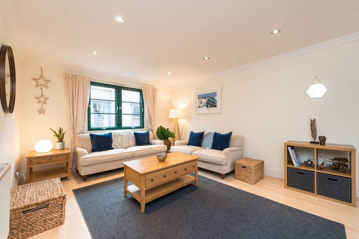 Beautiful central mews house near tram to airport gallery image 5