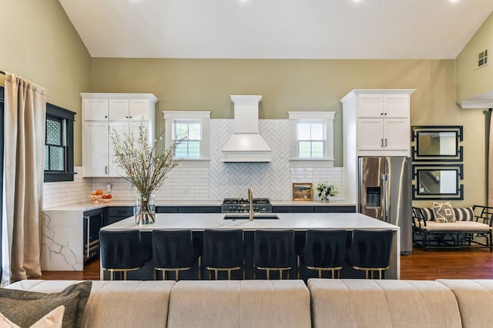 LGD Designer Dream Condo | Heated Pool