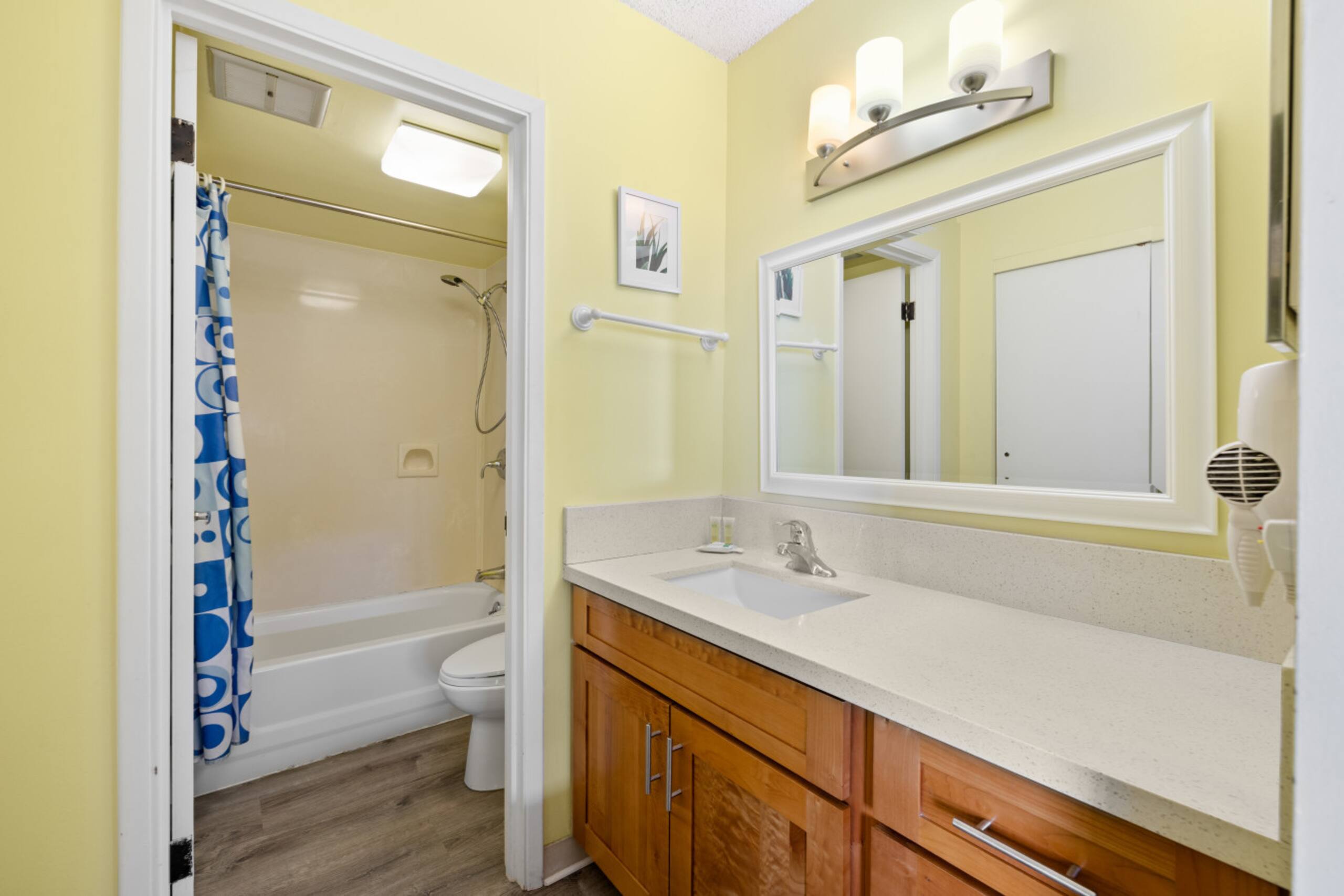 Condo in Honolulu · ★4.31 · 1 bedroom · 3 beds · 1 private bath - Image 14