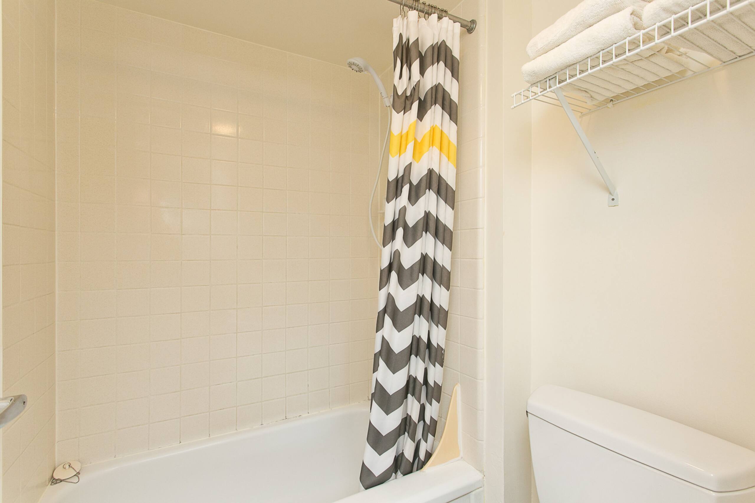 Condo in Honolulu · ★4.31 · 1 bedroom · 3 beds · 1 private bath - Image 17
