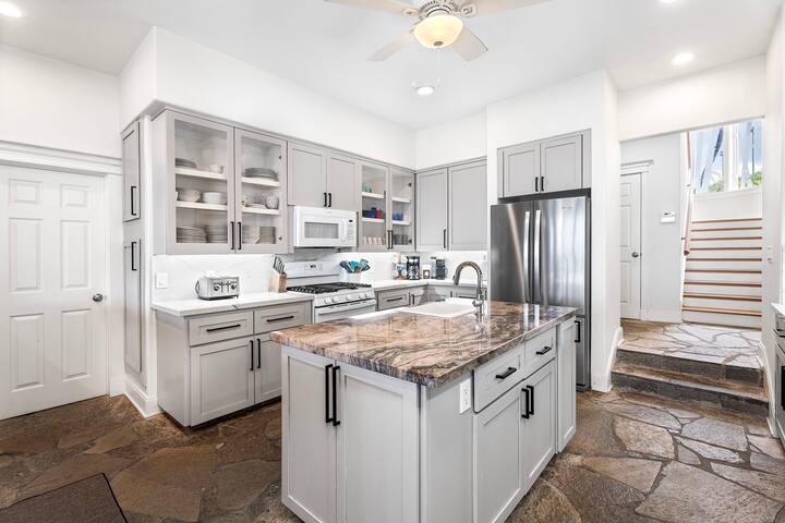 Kona Blue: Beachfront w/ Private Pool, AC & Views gallery image 5