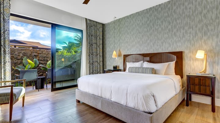 La deuxième chambre principale dispose d'un lit king size somptueux, d'une télévision à écran plat et d'une chaise de lecture