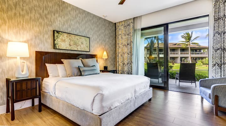 La chambre principale dispose d'un lit King size, d'une télévision à écran plat et d'un lanai privé