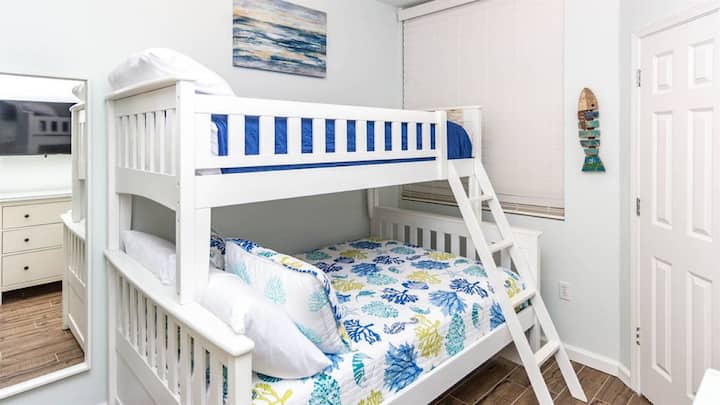 חדר שינה רב - תכליתי עם מיטת קומתיים שמציע מקומות לינה נוחים לאורחים או לבני משפחה. החלל הזה ממקסם את הפונקציונליות והסגנון, ומספק אווירה נעימה ומזמינה.