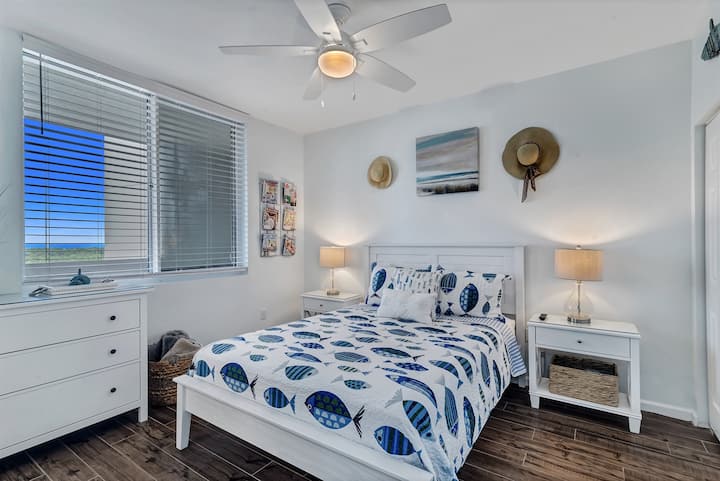 השילוב של חומרים טבעיים, נגיעות חוף עדינות ושפע של אור טבעי יוצר אווירה חמה ומזמינה.