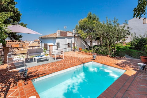 Big house with private pool. Carmen del Cipres.