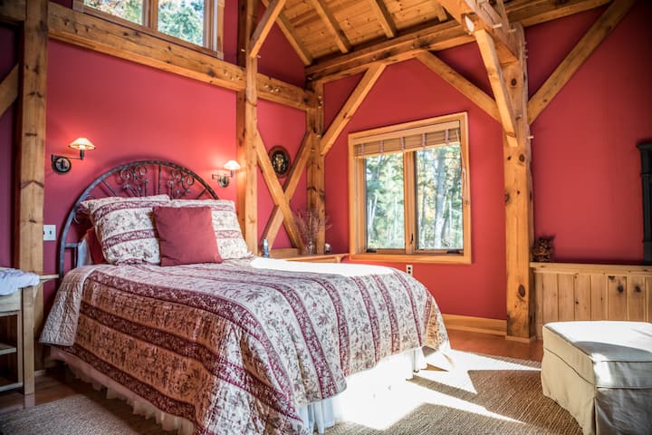 La chambre principale offre un lit Queen.