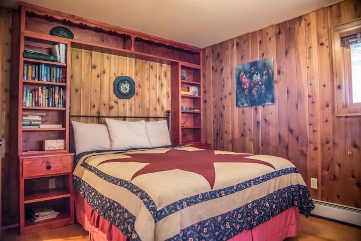 La chambre d'amis offre également un lit Queen.