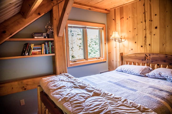 La chambre principale dispose d'un lit Queen.