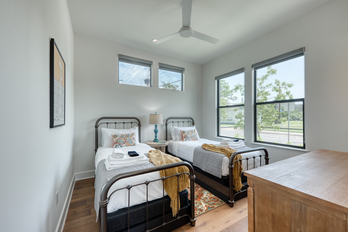 Dhoma e gjumit të vizitorit në katin e 1-rë në të djathtë të hyrjes - Dy Binjakë XL Luxury Posh+Lavish Oeko Dyshekë të certifikuar në Teksas; Dhoma errësuese e dhomës, Samsung 4K UHD Smart TV