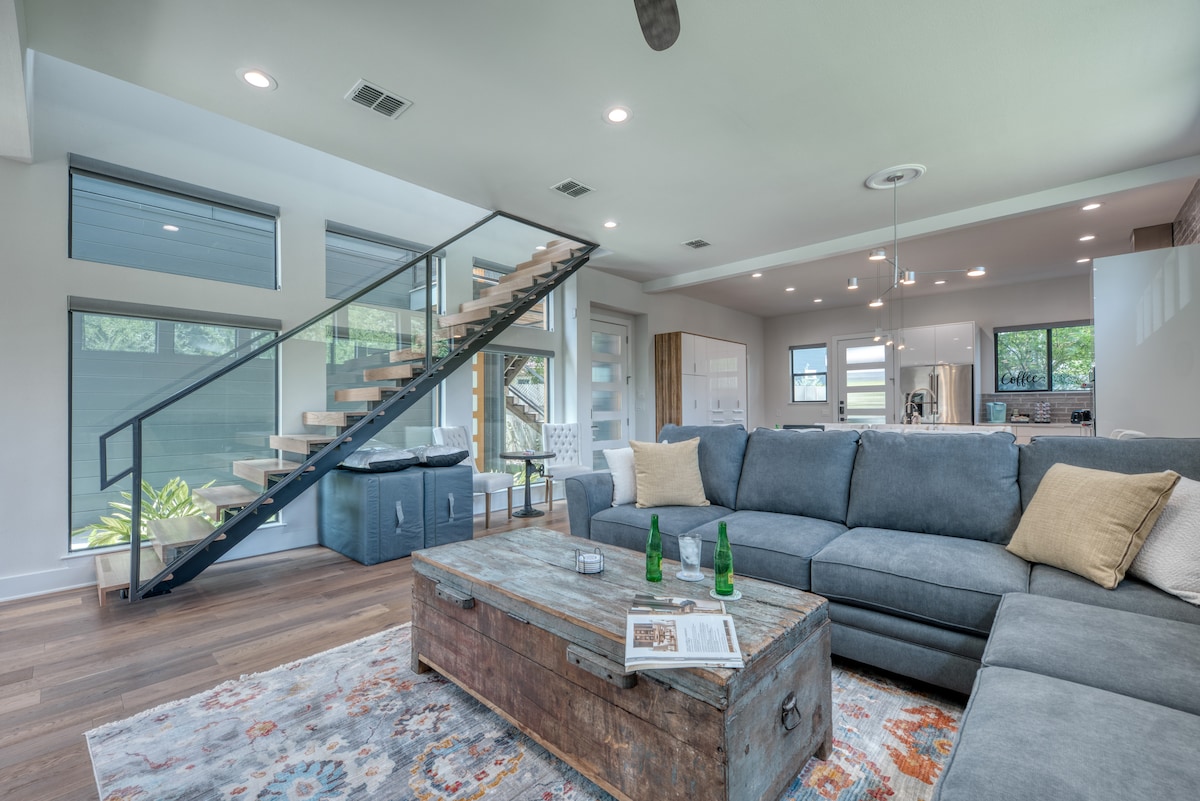 Pamje nga dhoma e ndenjjes deri te shkallët lundruese