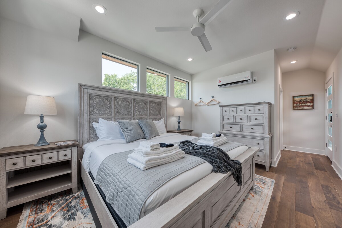 Dhomë miqsh në katin e 2-të me dyshek të certifikuar Luxury King Posh+ Lavish Oeko-Tex dhe kontroll të veçantë të klimës