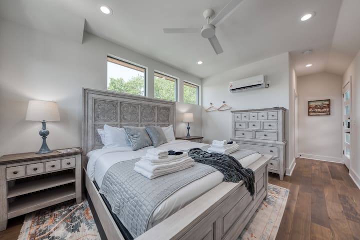 2楼车库客用套房，配备豪华加大双人床+豪华Oeko-Tex认证床垫和独立的温度控制