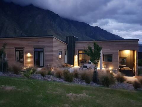 Beautiful Lake and Alpine Views - Queenstown