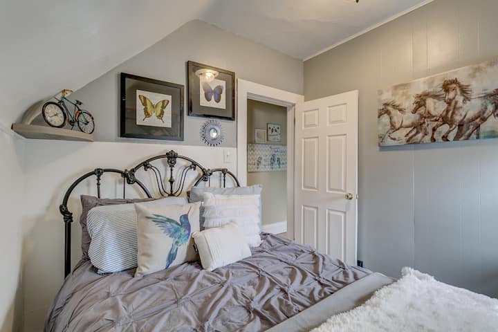 Dormitorio completo en el piso superior con la cama orientada hacia la ventana