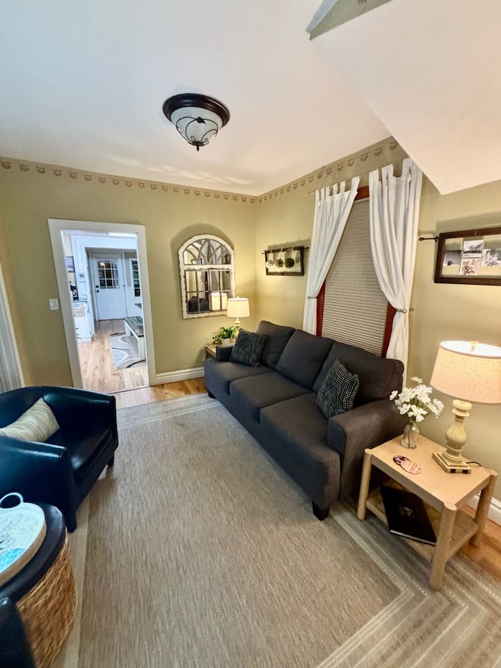 sala de estar justo más allá de la sala de estar delantera