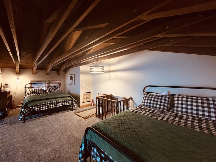 לופט ישן עם שתי מלכות