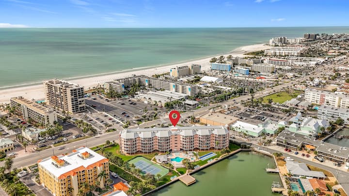 Waterfront Beachside Oasis | Free Perks - St. Petersburg