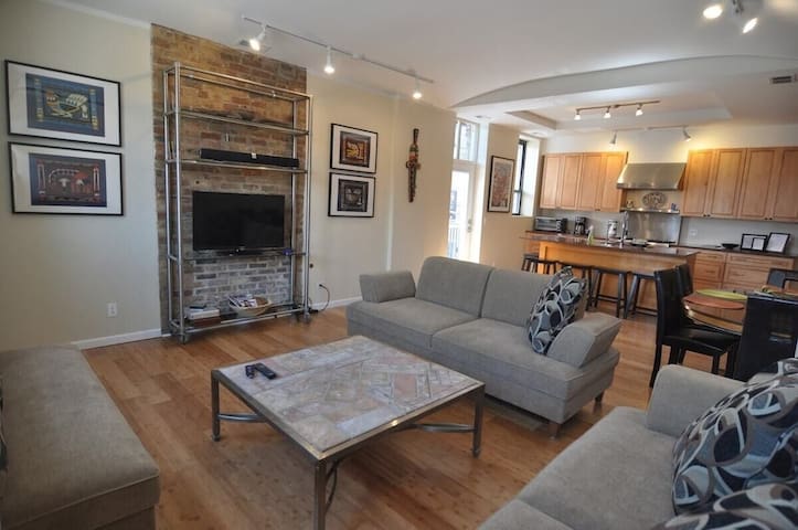 Magic Factory Loft 2East 4 Bd/3 Ba Families Groups