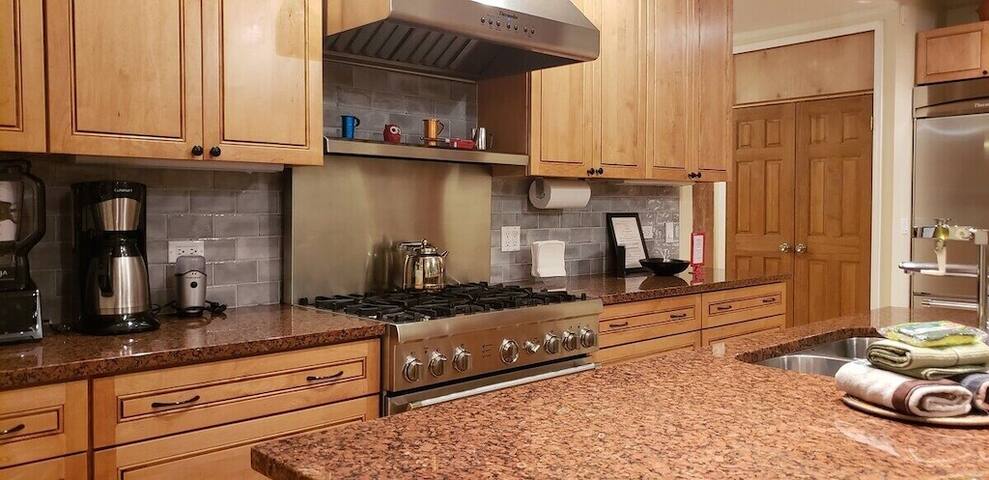 Magic Factory Loft 2East 4 Bd/3 Ba Families Groups gallery image 4