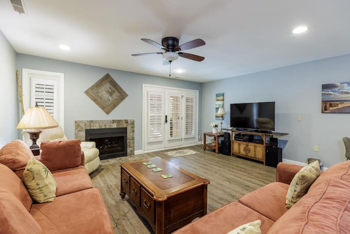 225 Evian: Pet Friendly, 2br, Free Bikes - Hilton Head Island, SC