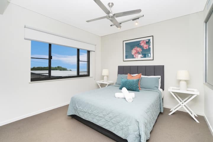 Главна спална соба со брачен кревет (широк 150-179 см), голем прозорец со поглед кон лагуната.