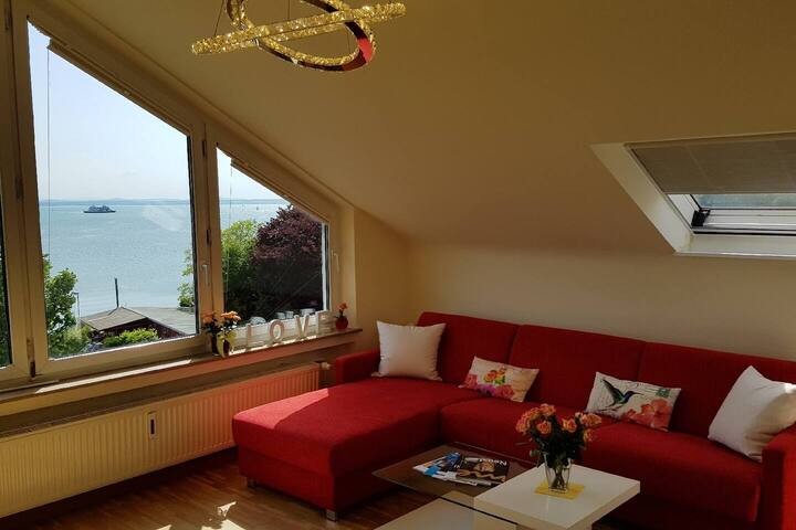 תיהנו מאזור המגורים עם נוף עוצר נשימה של האגם וההרים.