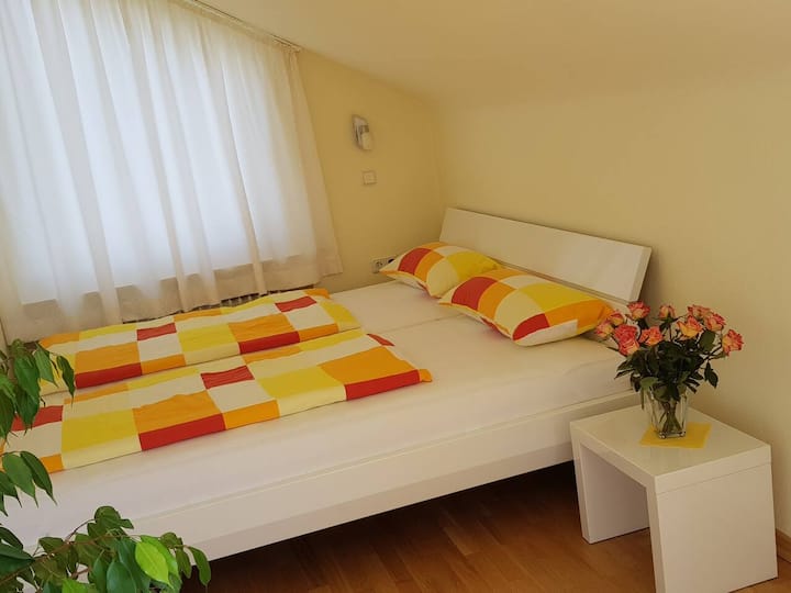 חדר שינה נעים עם מיטה זוגית – ללילות שלוים.