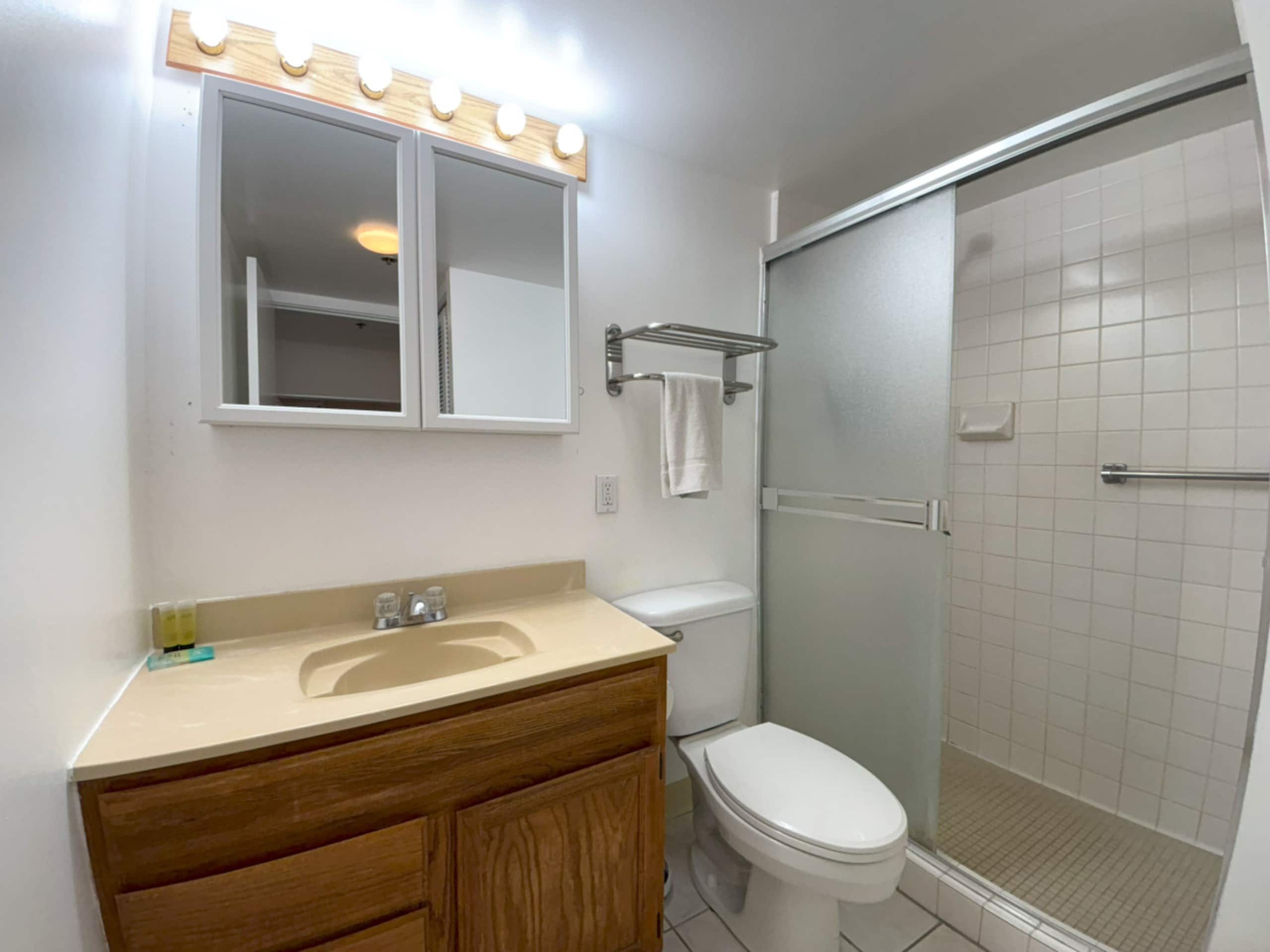 Condo in Honolulu · ★4.46 · 1 bedroom · 2 beds · 1 private bath - Image 18