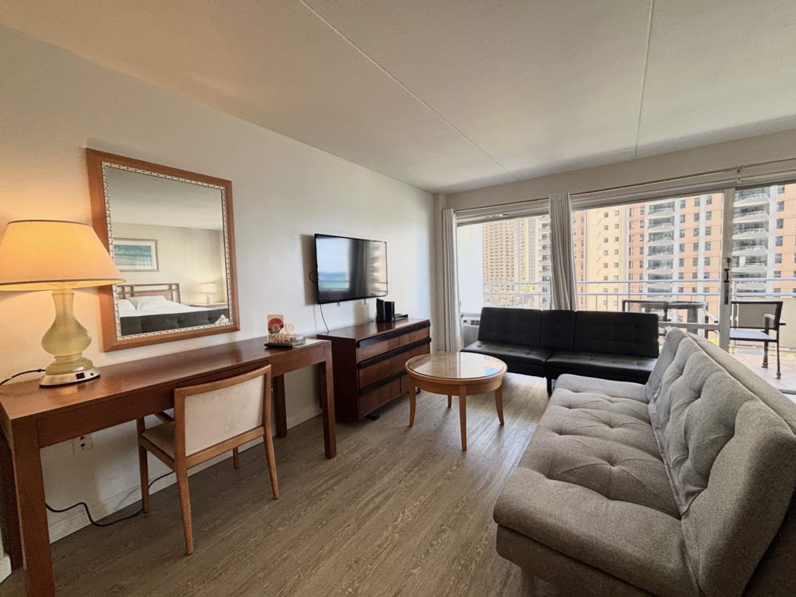 Condo in Honolulu · ★4.46 · 1 bedroom · 2 beds · 1 private bath - Image 7