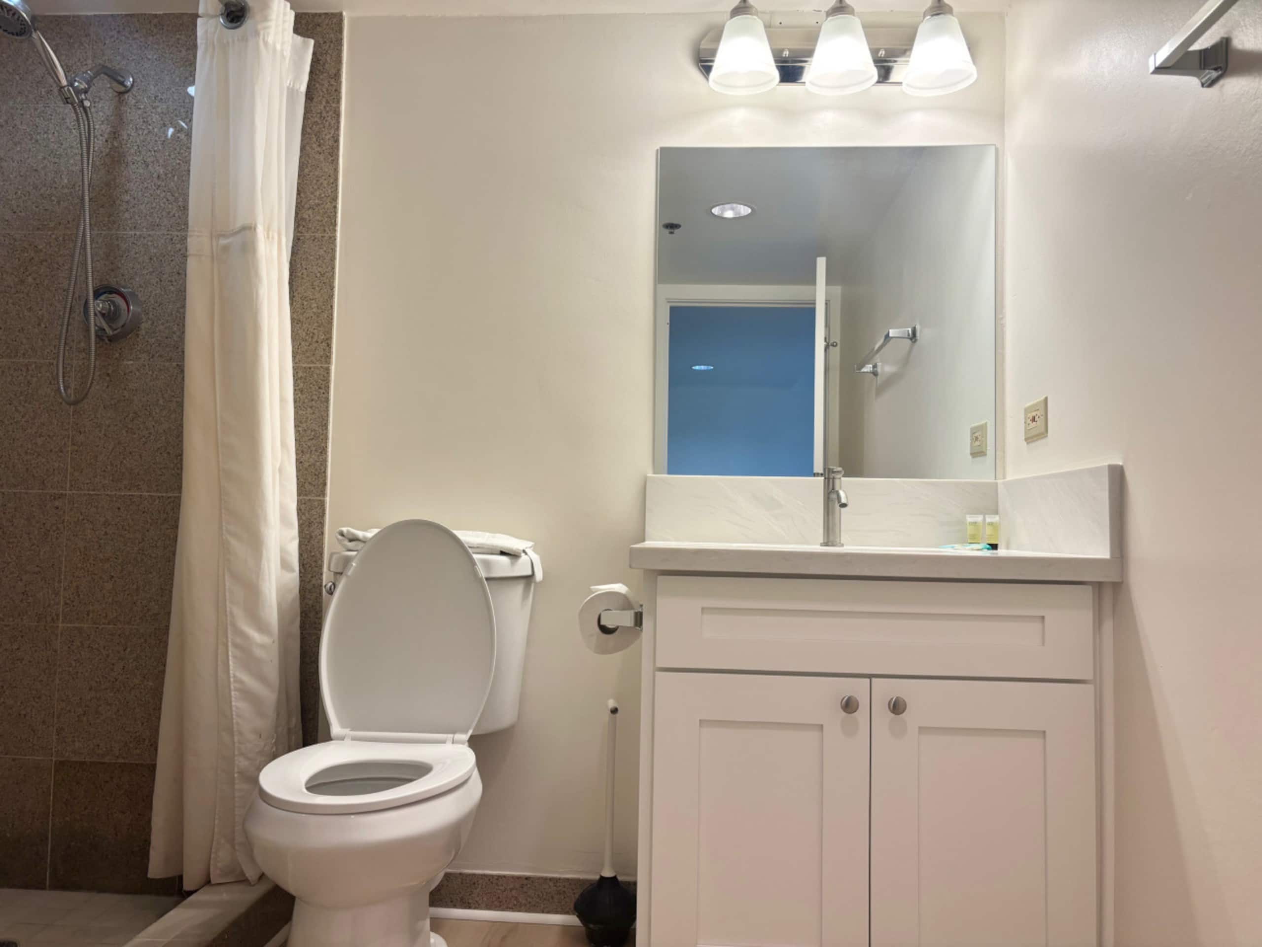 Condo in Honolulu · ★4.56 · 1 bedroom · 2 beds · 1 private bath - Image 12