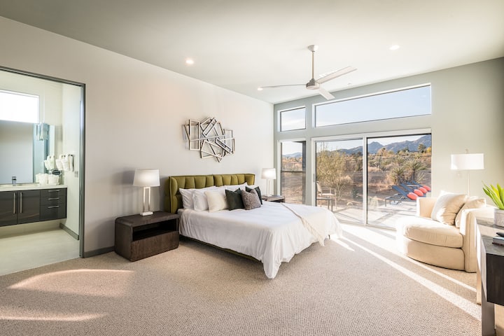 Dormitorio de techo alto con baño privado