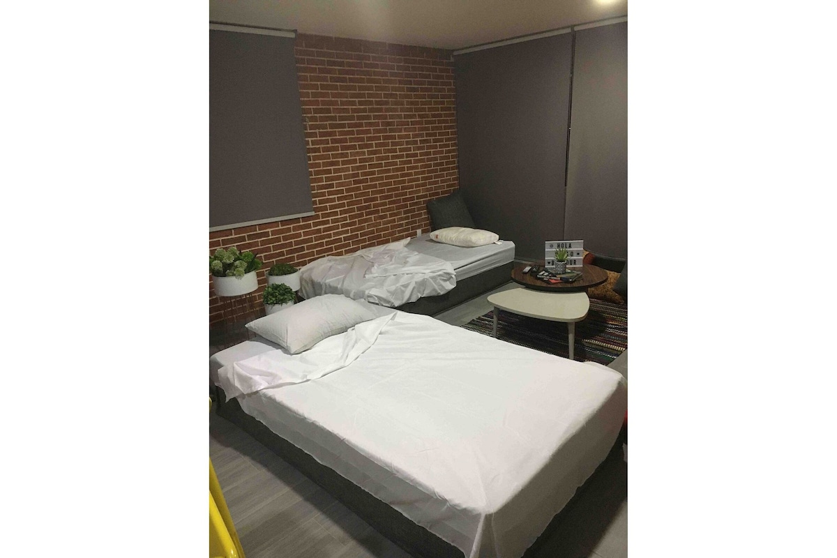 Madraci u dnevnom boravku pretvaraju u udobne krevete za jednu osobu