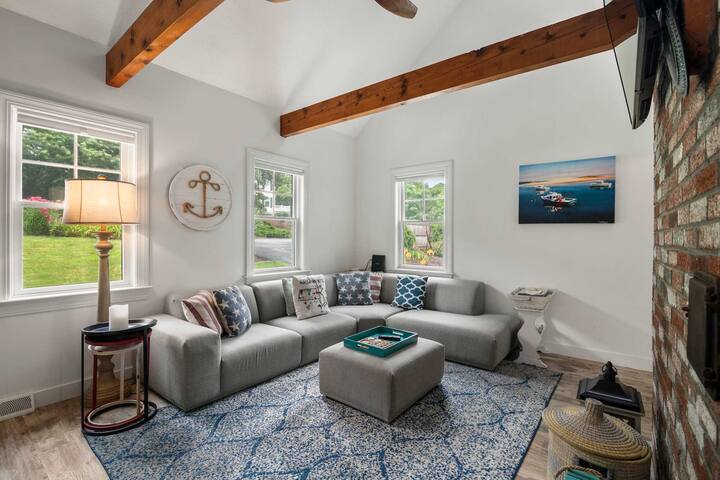 Pond Front Home W/ Game Room Dog Friendly! - Lighthouse Beach, Chatham