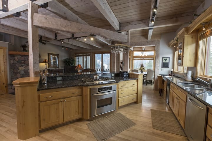 Modern Mountain Ski-in/ski-out Townhome - Whitefish, MT