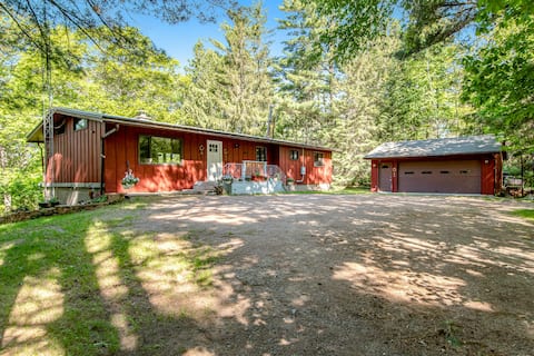 Lakefront, dog-friendly 4BR with dock & kayaks