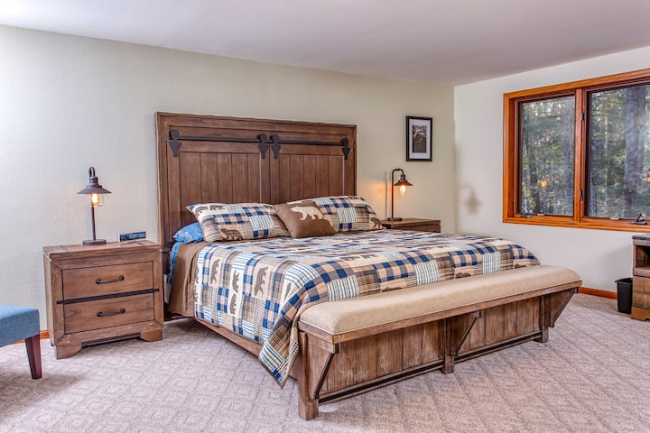 غرفة نوم بسرير كينج في الطابق الثاني