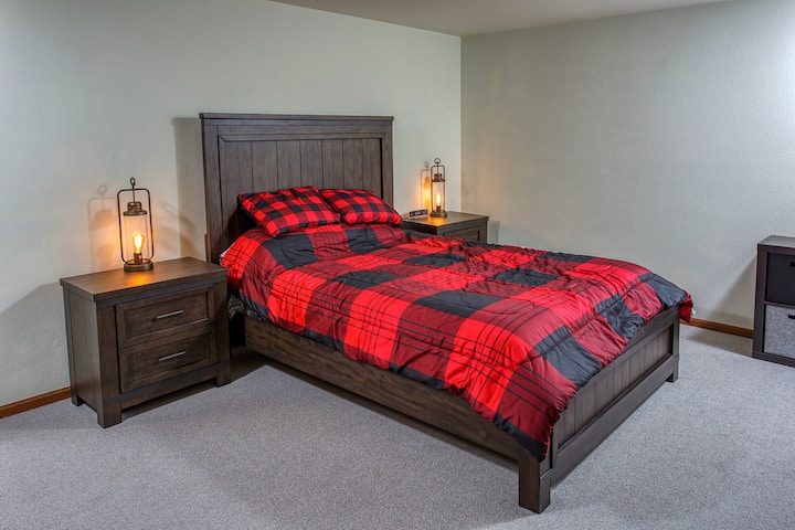 غرفة نوم بمقاس كبير في الطابق الأول