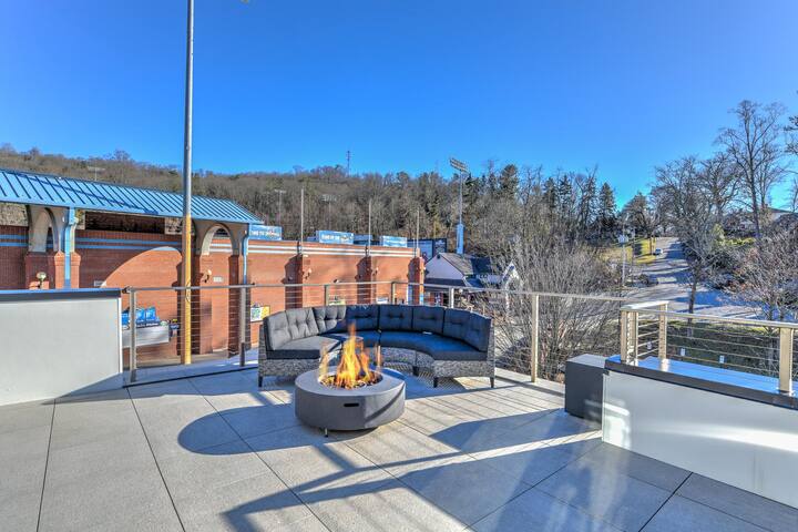 Downtown Townhome with Private Elevator gallery image 4