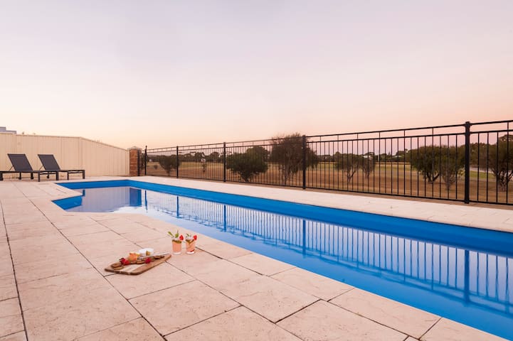 Ceol Na Mara—Luxury Pool Escape with Golf Views