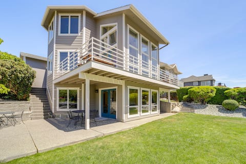 Modern Retreat w/ Hot Tub - Steps to Lake Chelan!