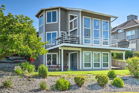 Modern Retreat w/ Hot Tub - Steps to Lake Chelan!