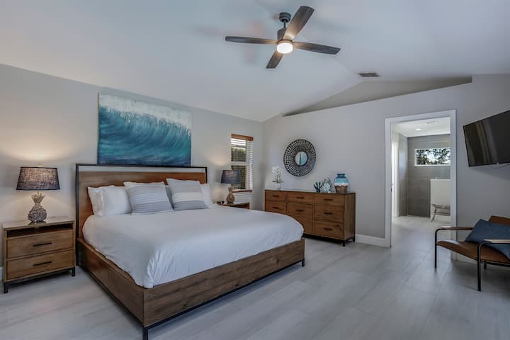 להתמתח במיטת הקינג סייז וליהנות מפיסת גן עדן פרטית משלכם