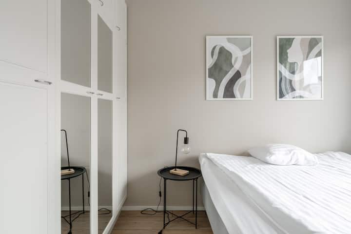 El dormitorio tiene una cama de 160 cm de ancho y espacio en el armario para tu equipaje.