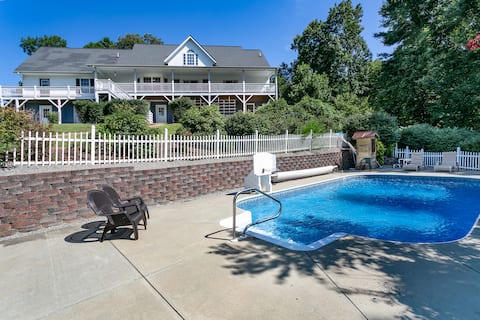 Mountain Retreat with Pool/Hot Tub Near Asheville!