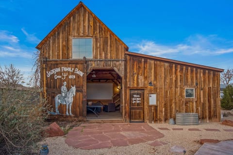 Popular Airbnb listing: Kanab Stay-Pool & Rooftop Deck Near Zion & Bryce in Kanab