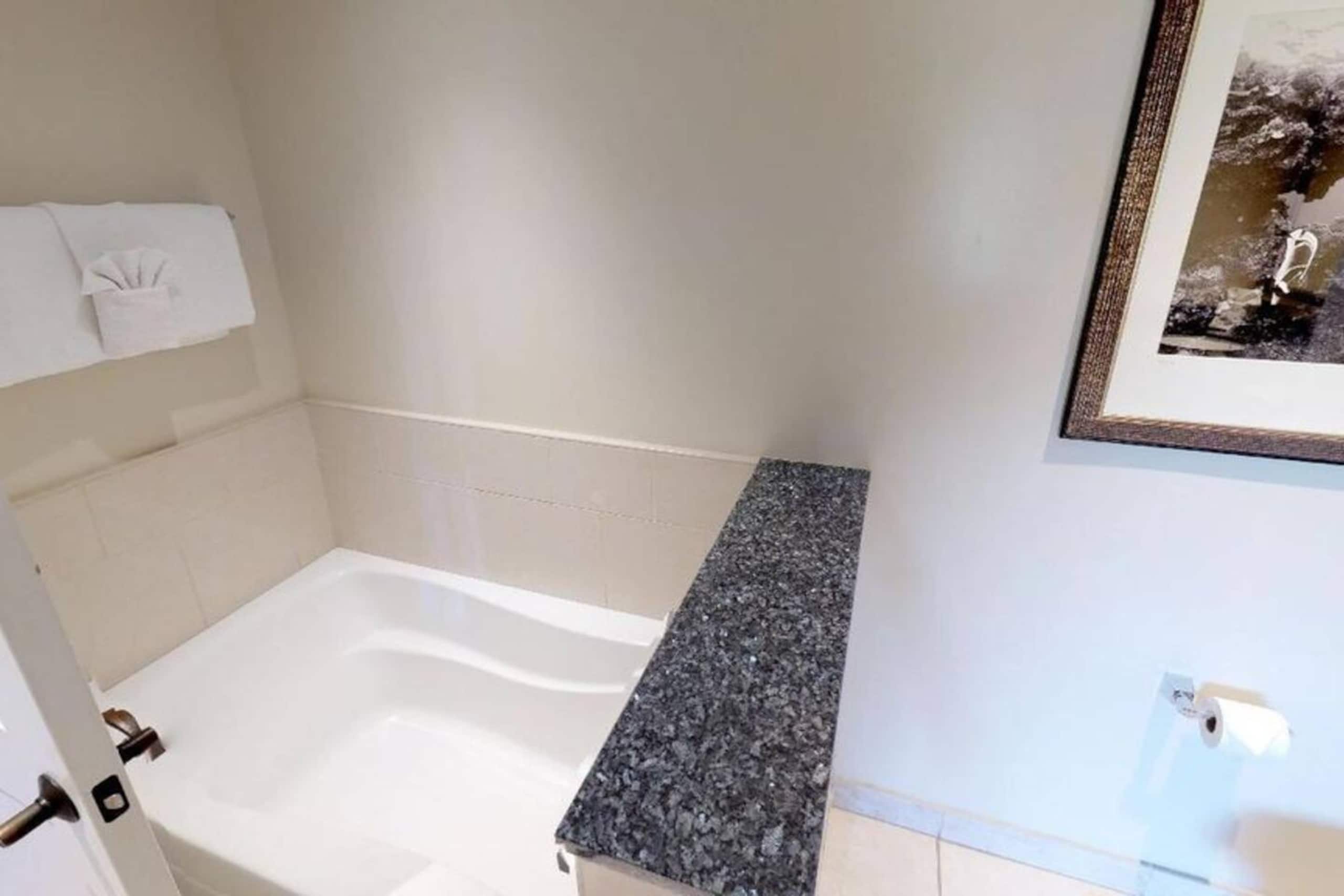 Condo in Lahaina · ★4.79 · 1 bedroom · 2 beds · 1 bath - Image 32